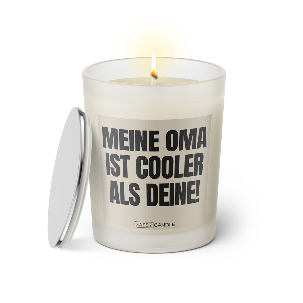 Duftkerze mit witzigem Spruch: Meine Oma ist cooler als deine! Farbe beige und schwarze Schrift. Kerzenglas mit silbernem Deckel von SassyCandle.