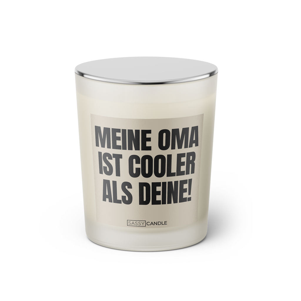 Duftkerze mit witzigem Spruch: Meine Oma ist cooler als deine! Farbe beige und schwarze Schrift. Kerzenglas mit silbernem geschlossenem Deckel von SassyCandle.