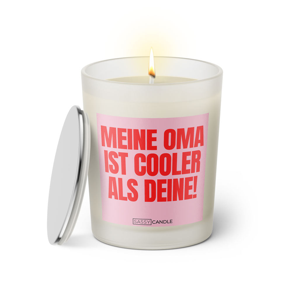 Duftkerze mit witzigem Spruch: Meine Oma ist cooler als deine! Farbe rosa und pinke Schrift. Kerzenglas mit silbernem Deckel von SassyCandle.