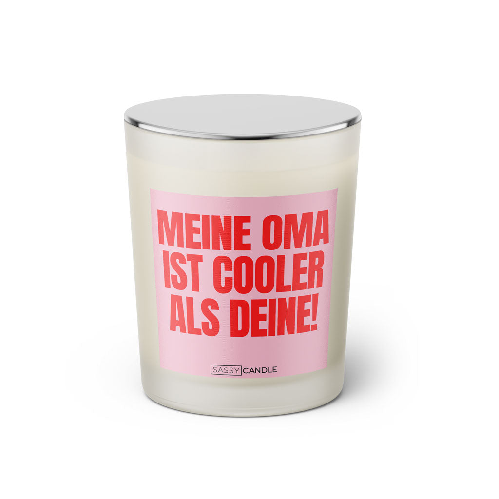 Duftkerze mit witzigem Spruch: Meine Oma ist cooler als deine! Farbe rosa und pinke Schrift. Kerzenglas mit silbernem geschlossenem Deckel von SassyCandle.