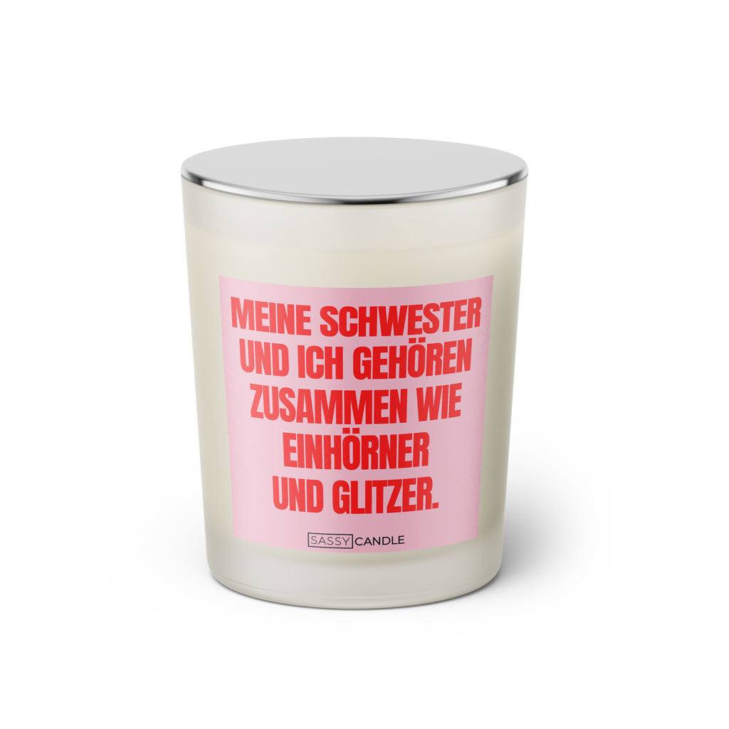 Duftkerze mit witzigem Spruch: Meine Schwester und ich gehören zusammen wie Einhörner und Glitzer! Farbe rosa und pinke Schrift. Kerzenglas mit silbernem geschlossenem Deckel von SassyCandle.