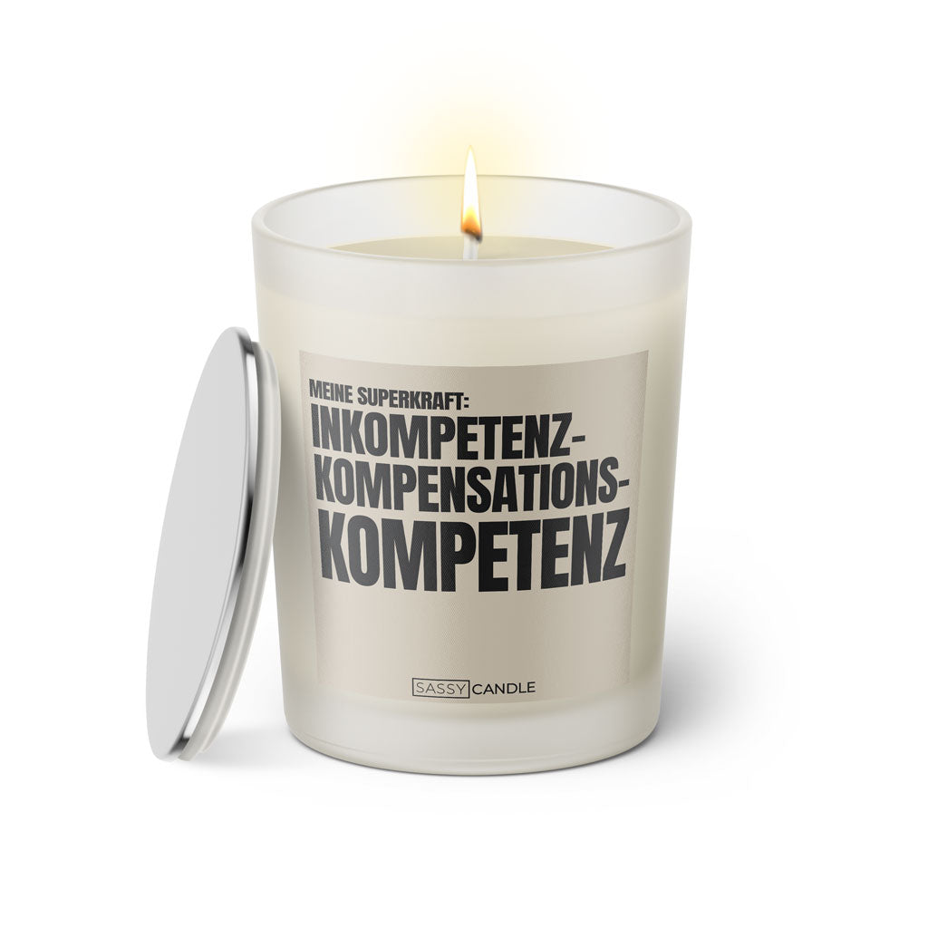 Duftkerze mit witzigem Spruch: Meine Superkraft, Inkompetenz- Kompensations- Kompetenz. Farbe beige und schwarze Schrift. Kerzenglas mit silbernem Deckel von SassyCandle.