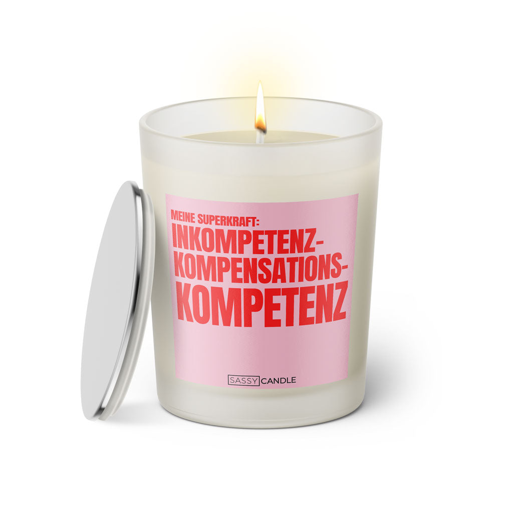 Duftkerze mit witzigem Spruch: Meine Superkraft, Inkompetenz- Kompensations- Kompetenz. Farbe rosa und pinke Schrift. Kerzenglas mit silbernem Deckel von SassyCandle.