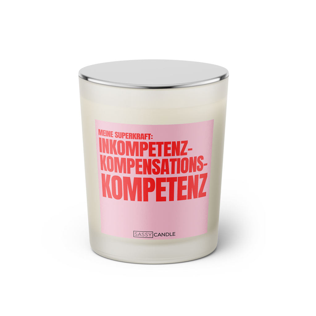Duftkerze mit witzigem Spruch: Meine Superkraft, Inkompetenz- Kompensations- Kompetenz. Farbe rosa und pinke Schrift. Kerzenglas mit silbernem geschlossenem Deckel von SassyCandle.