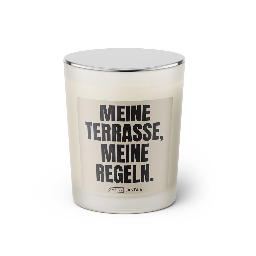 Duftkerze mit witzigen Spruch: Meine Terasse, meine Regeln. Farbe beige und schwarz von Sassy Candle.