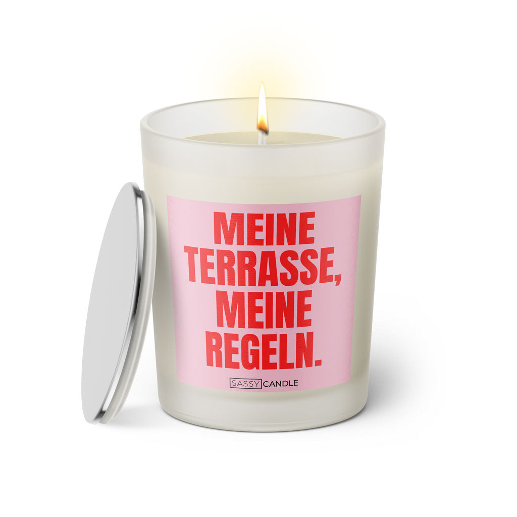 Duftkerze mit witzigen Spruch: Meine Terasse, meine Regeln. Farbe rosa und pink von Sassy Candle.