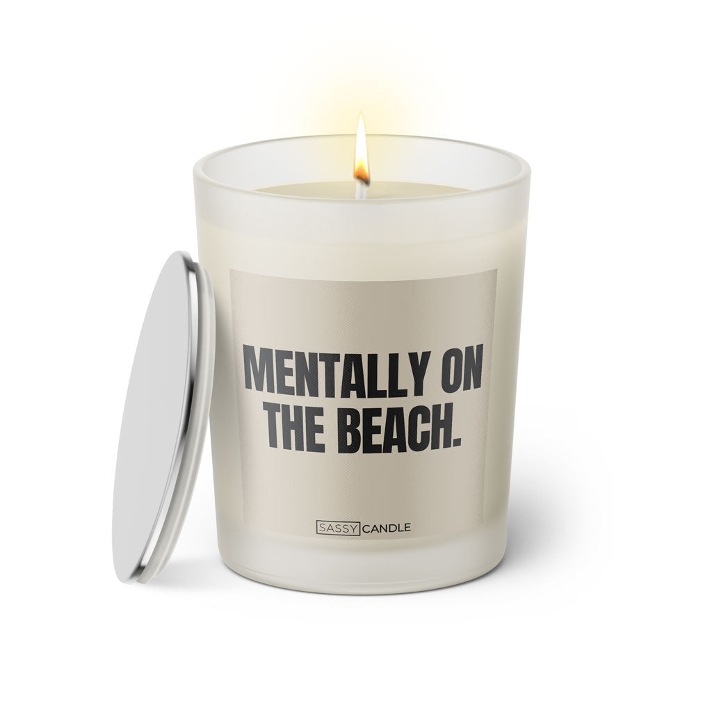 Duftkerze mit witzigen Spruch: Mentally on the beach. Kerzenglas mit silbernen Deckel. Farbe beige und schwarz von Sassy Candle.