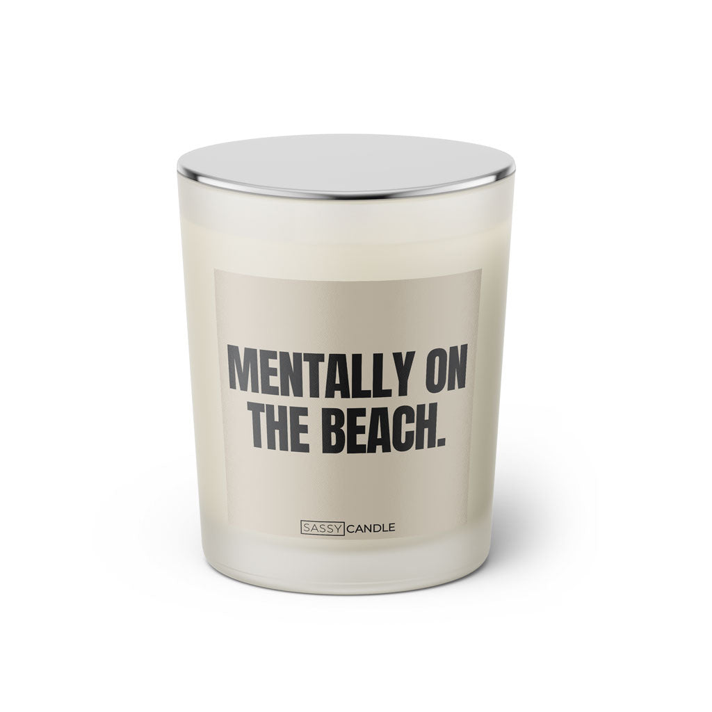 Duftkerze mit witzigen Spruch: Mentally on the beach. Kerzenglas mit silbernen Deckel. Farbe beige und schwarz von Sassy Candle.