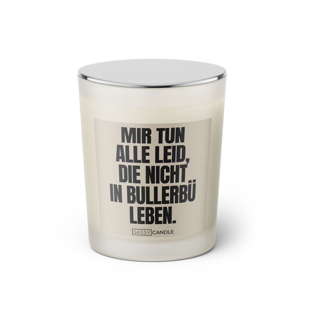 Duftkerze mit Spruch: Mir tun alle Leid, die nicht in Bullerbü leben. Farbe beige und schwarz von Sassy Candle.