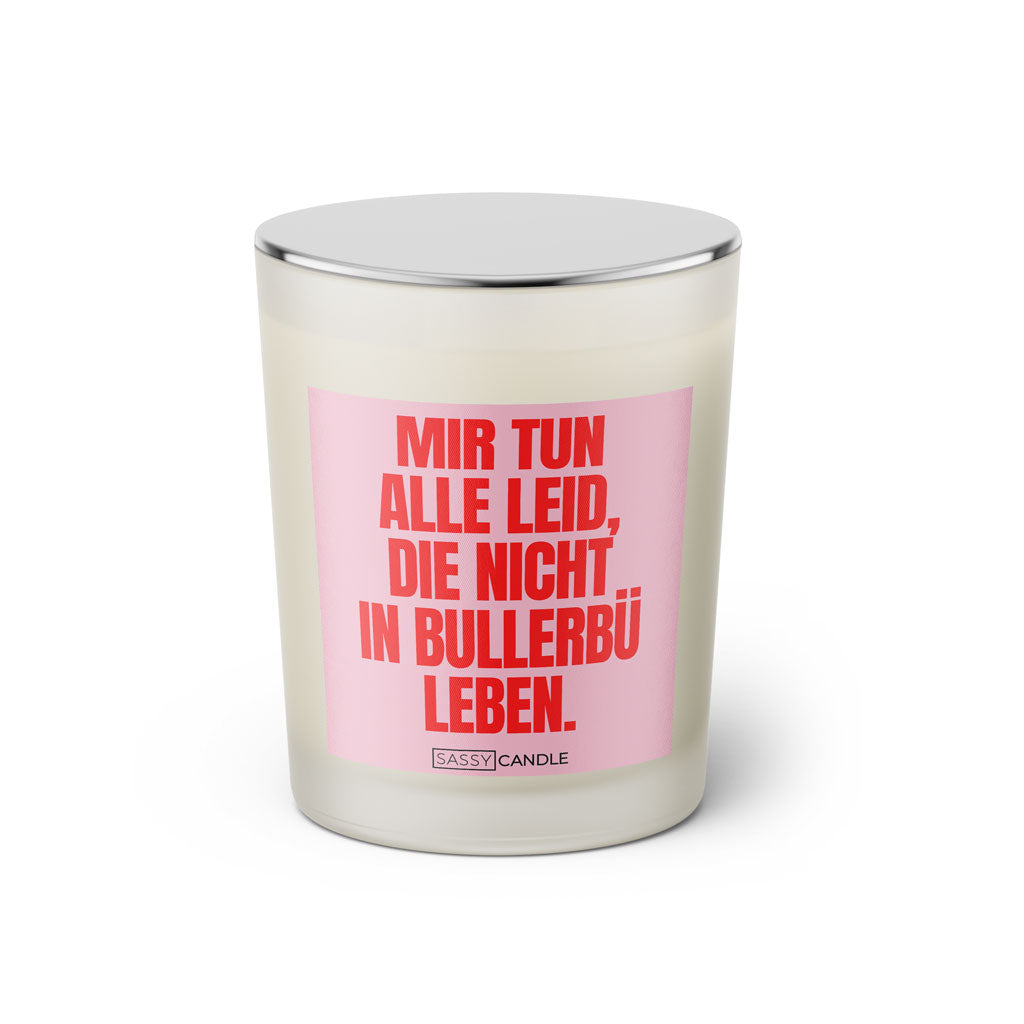 Duftkerze mit Spruch: Mir tun alle Leid, die nicht in Bullerbü leben. Farbe rosa und pink von Sassy Candle.