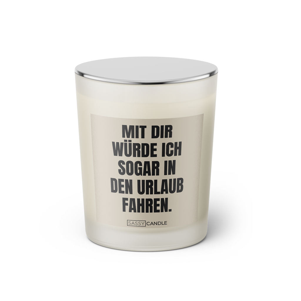 Duftkerze mit Spruch: Mit dir würde ich sogar in den Urlaub fahren. Farbe beige und schwarz von Sassy Candle.