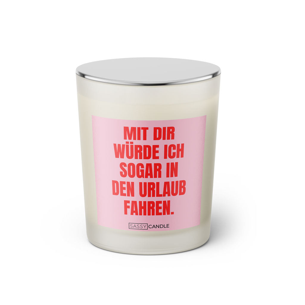Duftkerze mit Spruch: Mit dir würde ich sogar in den Urlaub fahren. Farbe rosa und pink von Sassy Candle.