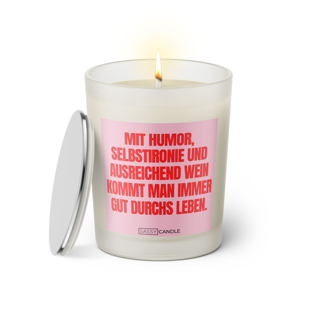 Duftkerze mit witzigem Spruch: Mit Humor, Selbstironie und ausreichend Wein kommt man immer gut durchs Leben. Farbe rosa und pinke Schrift. Kerzenglas mit silbernem Deckel von SassyCandle.