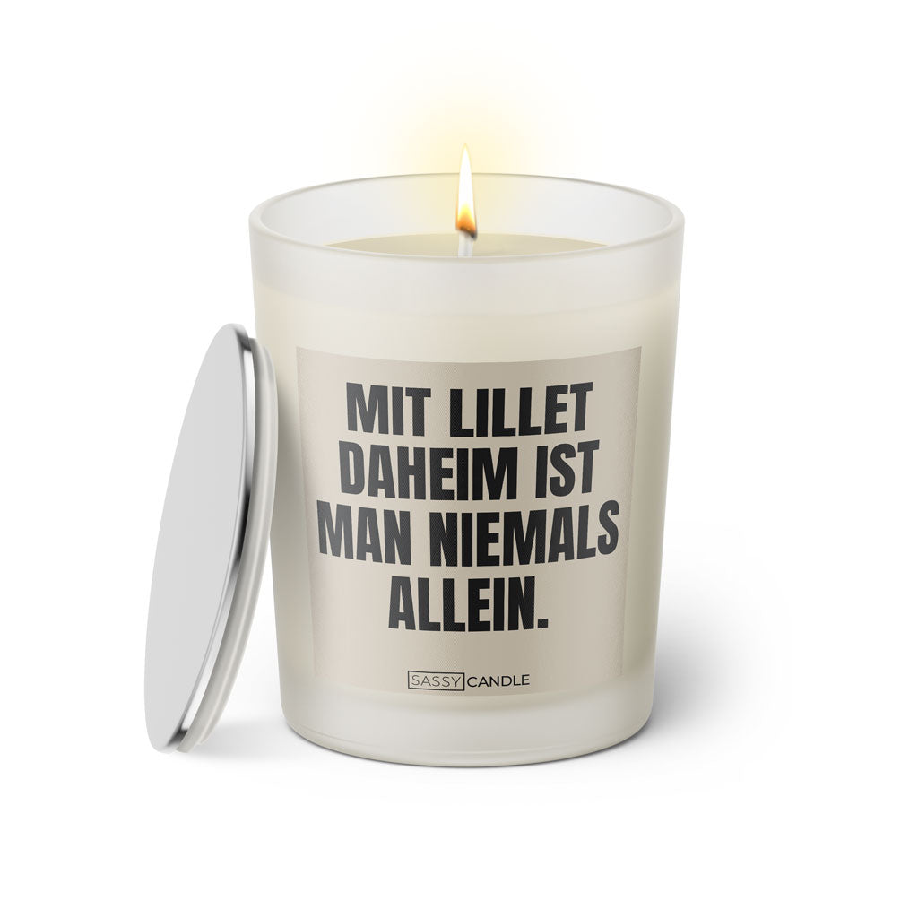 Duftkerze mit witzigem Spruch: Mit Lillet daheim ist man niemals allein. Farbe beige und schwarze Schrift. Kerzenglas mit silbernem Deckel von SassyCandle.