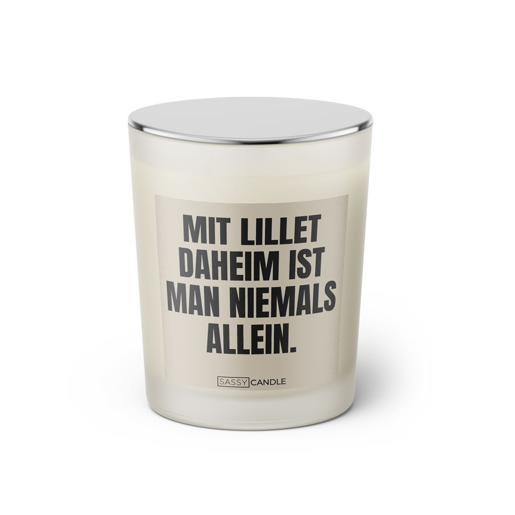 Duftkerze mit witzigem Spruch: Mit Lillet daheim ist man niemals allein. Farbe beige und schwarze Schrift. Kerzenglas mit silbernem geschlossenem Deckel von SassyCandle.