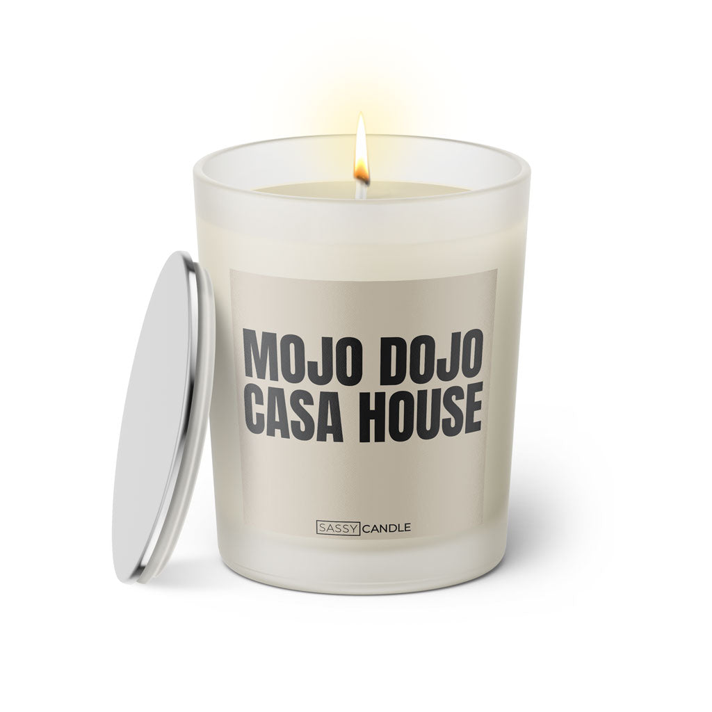 Duftkerze mit witzigem Spruch: Mojo Dojo Casa House. Farbe beige und schwarze Schrift. Kerzenglas mit silbernem Deckel von SassyCandle.