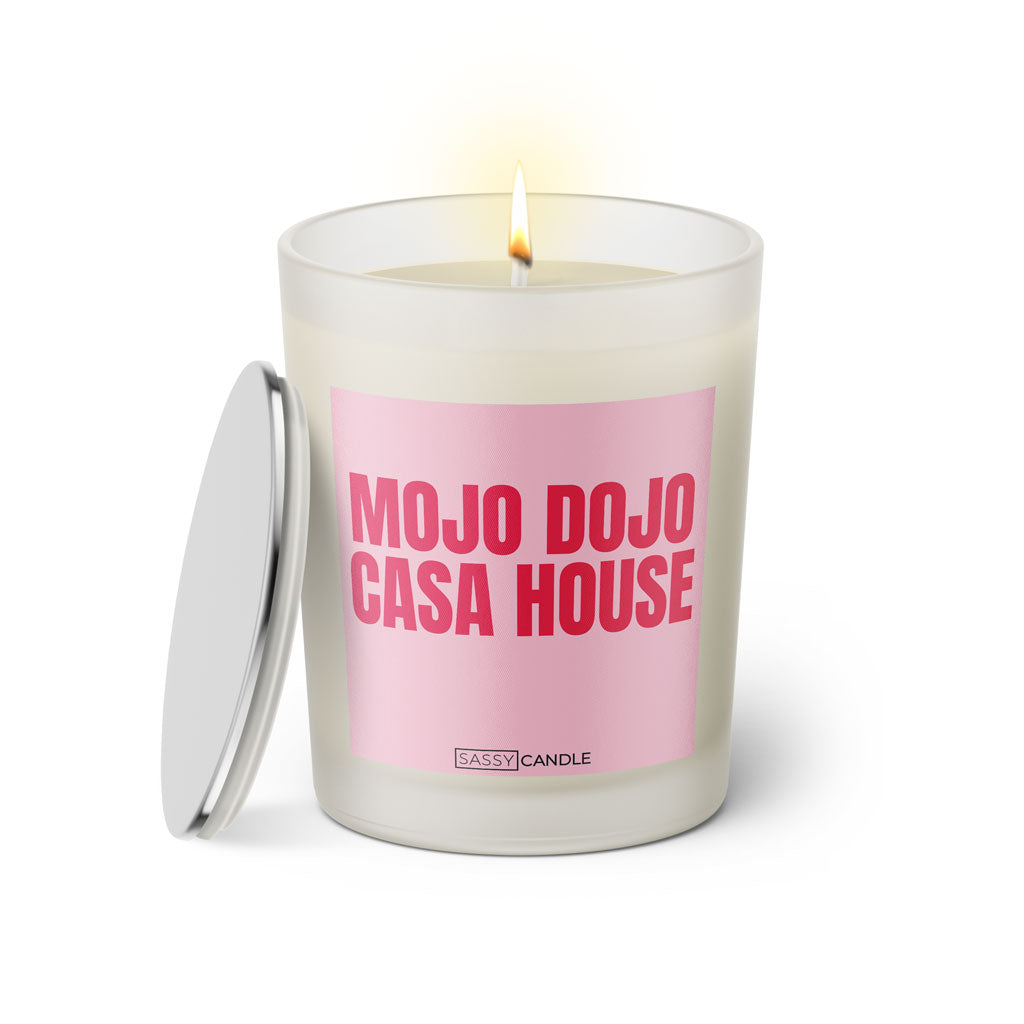 Duftkerze mit witzigem Spruch: Mojo Dojo Casa House. Farbe rosa und pinke Schrift. Kerzenglas mit silbernem Deckel von SassyCandle.