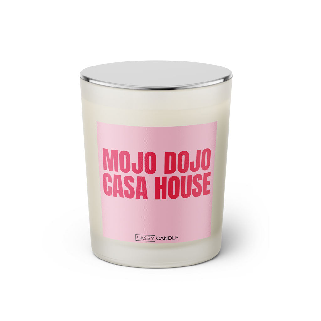 Duftkerze mit witzigem Spruch: Mojo Dojo Casa House. Farbe rosa und pinke Schrift. Kerzenglas mit silbernem geschlossenem Deckel von SassyCandle.
