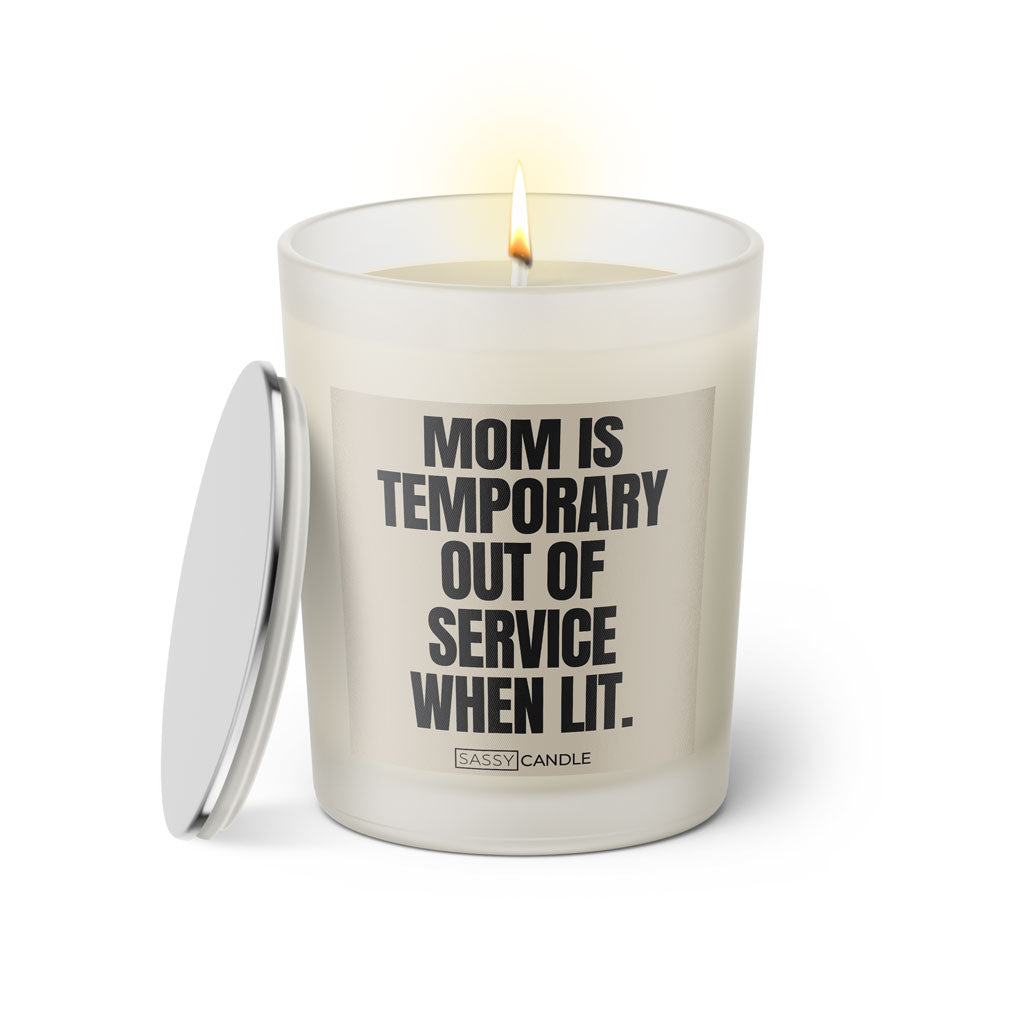 Duftkerze mit Spruch: Mom is temporary out of service when lit. Farbe beige und schwarz von Sassy Candle.