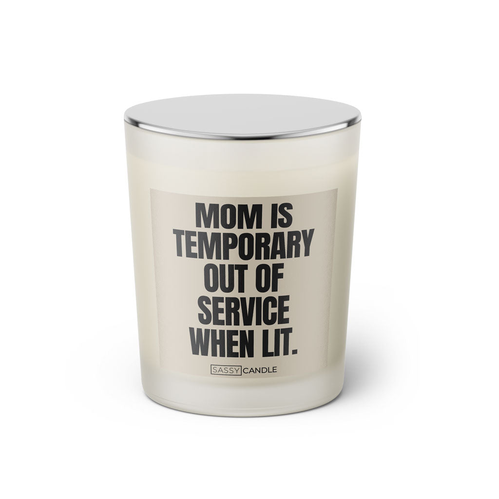 Duftkerze mit Spruch: Mom is temporary out of service when lit. Farbe beige und schwarz von Sassy Candle.