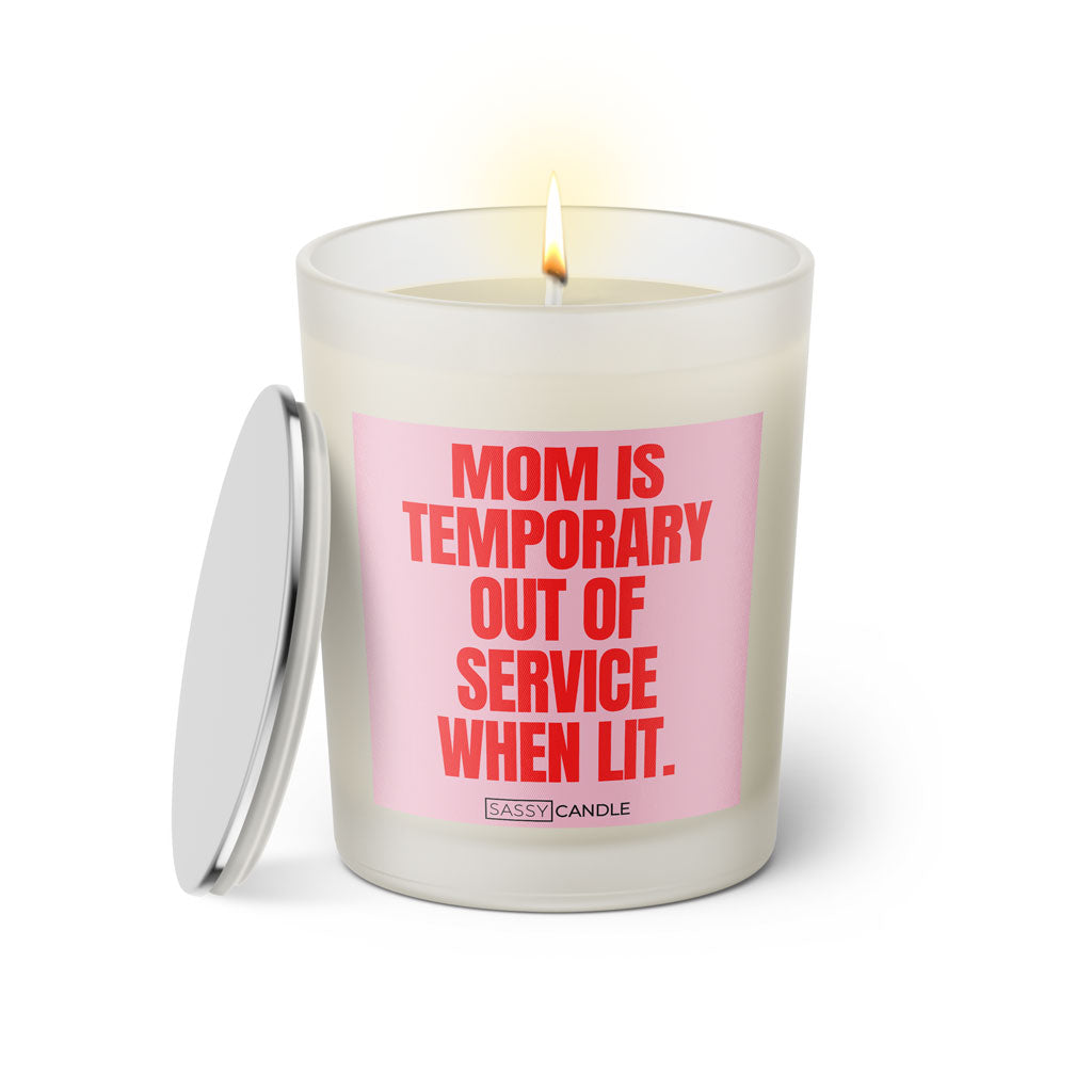 Duftkerze mit Spruch: Mom is temporary out of service when lit. Farbe rosa und pink von Sassy Candle.