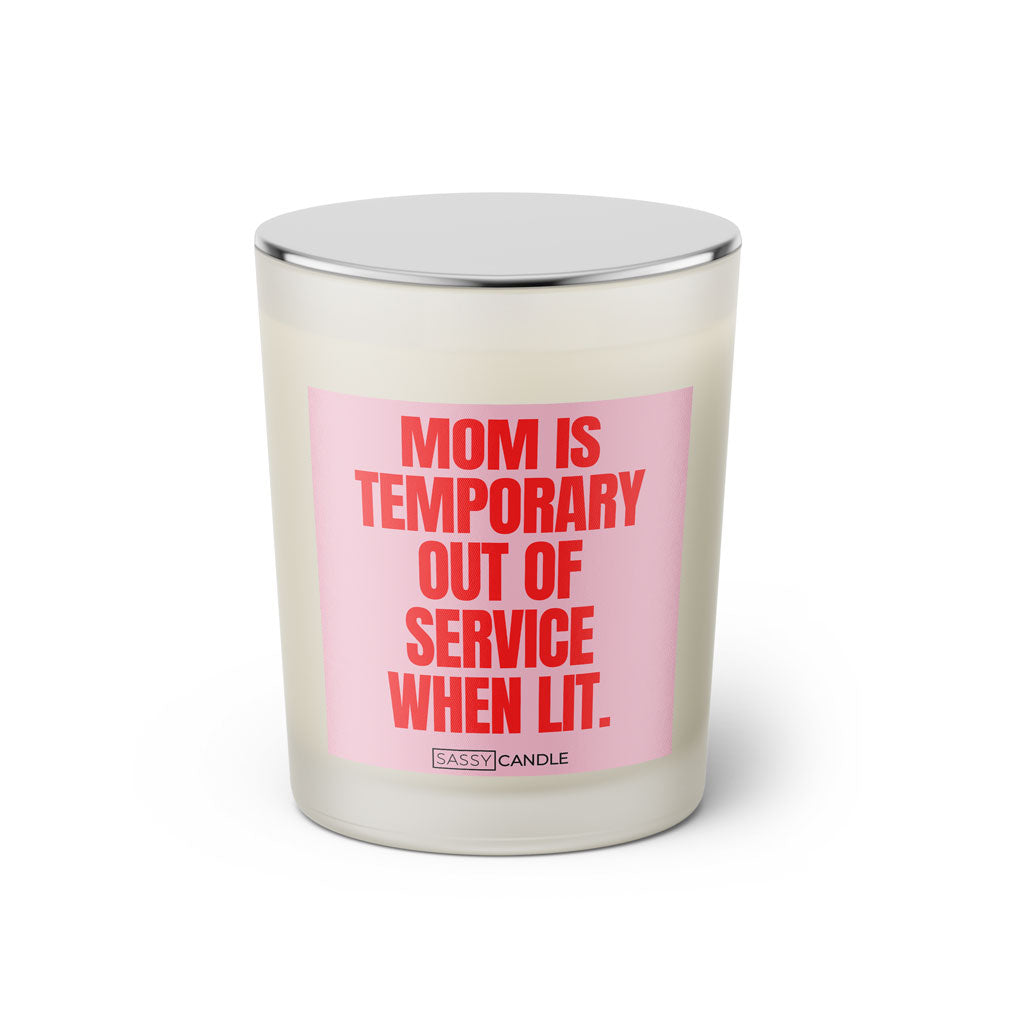 Duftkerze mit Spruch: Mom is temporary out of service when lit. Farbe rosa und pink von Sassy Candle.
