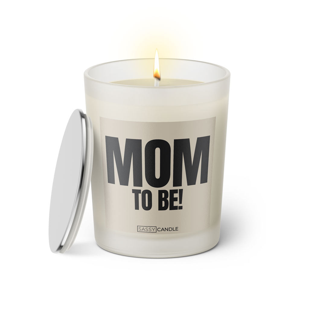 Duftkerze mit witzigem Spruch: Mom to be! Farbe beige und schwarz mit silbernen Deckel von Sassy Candle.