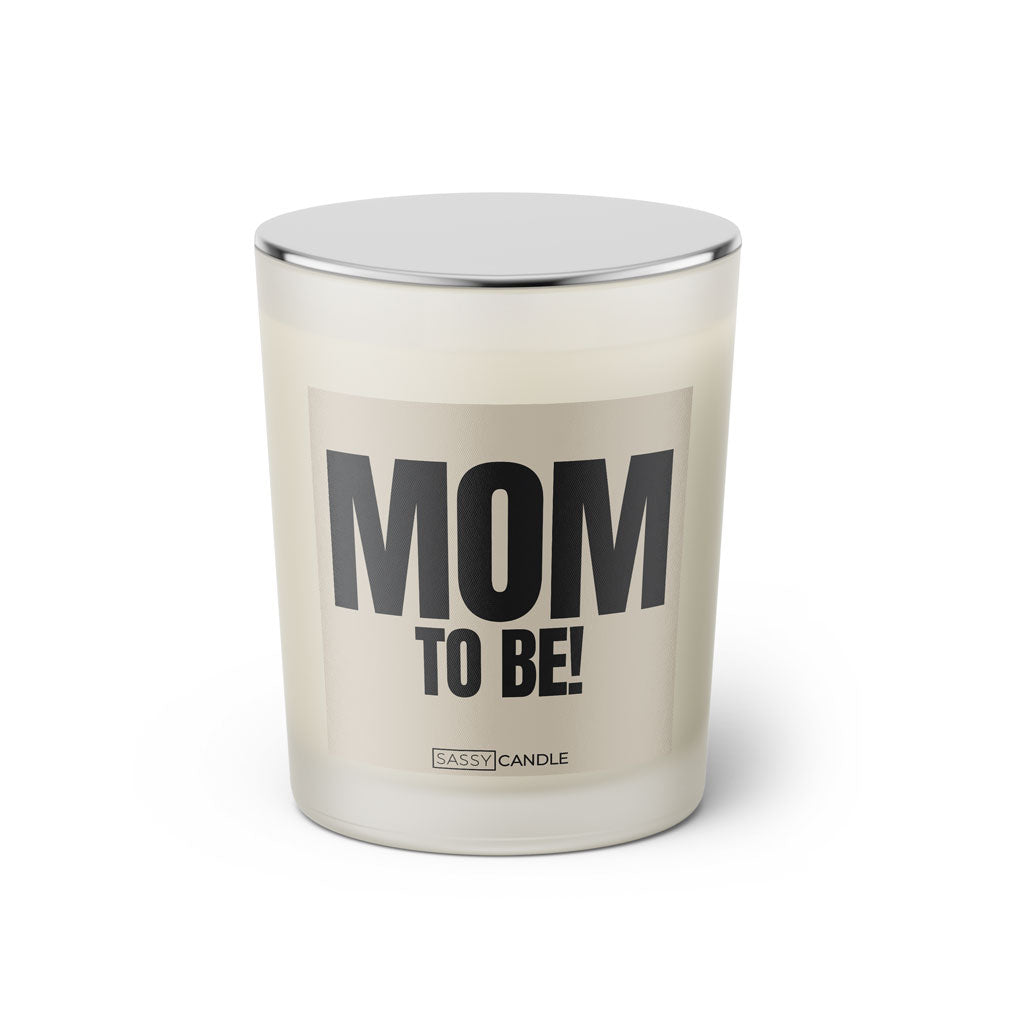 Duftkerze mit witzigem Spruch: Mom to be! Farbe beige und schwarz mit silbernen Deckel von Sassy Candle.