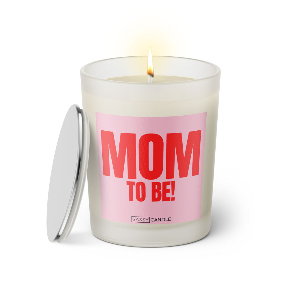 Duftkerze mit witzigem Spruch: Mom to be! Farbe rosa und pink mit silbernen Deckel von Sassy Candle.