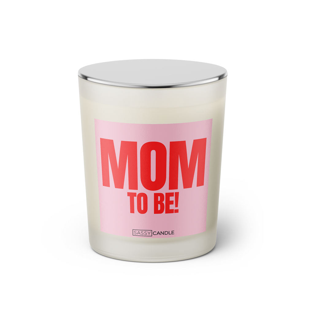 Duftkerze mit witzigem Spruch: Mom to be! Farbe rosa und pink mit silbernen Deckel von Sassy Candle.