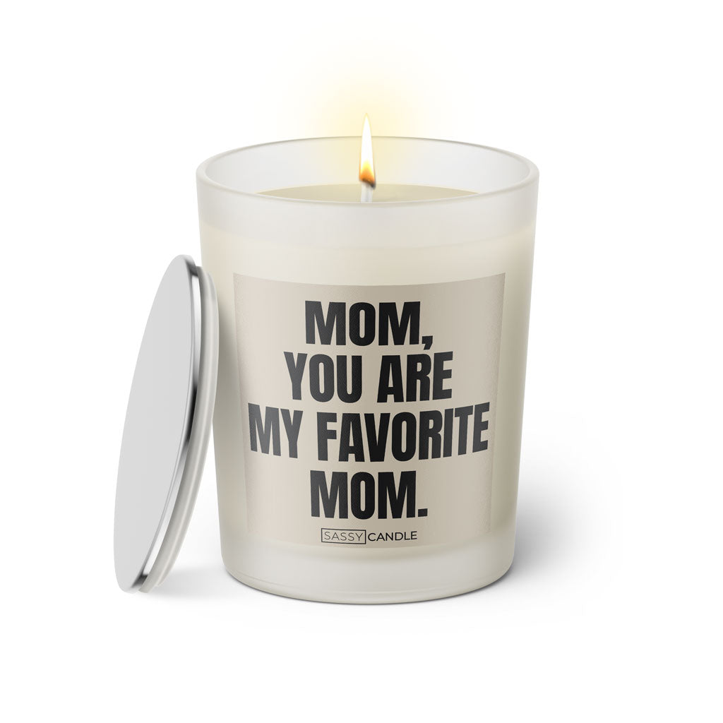 Duftkerze mit witzigem Spruch: Mom, you are my favorite Mom. Farbe beige und schwarz mit silbernem Deckel von Sassy Candle.