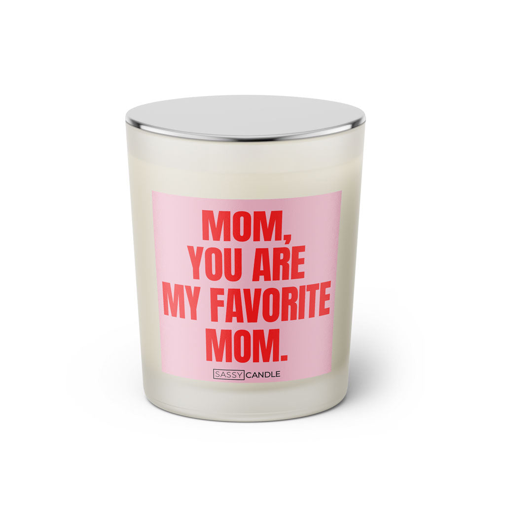 Duftkerze mit witzigem Spruch: Mom, you are my favorite Mom. Farbe rosa und pink mit silbernem Deckel von Sassy Candle.