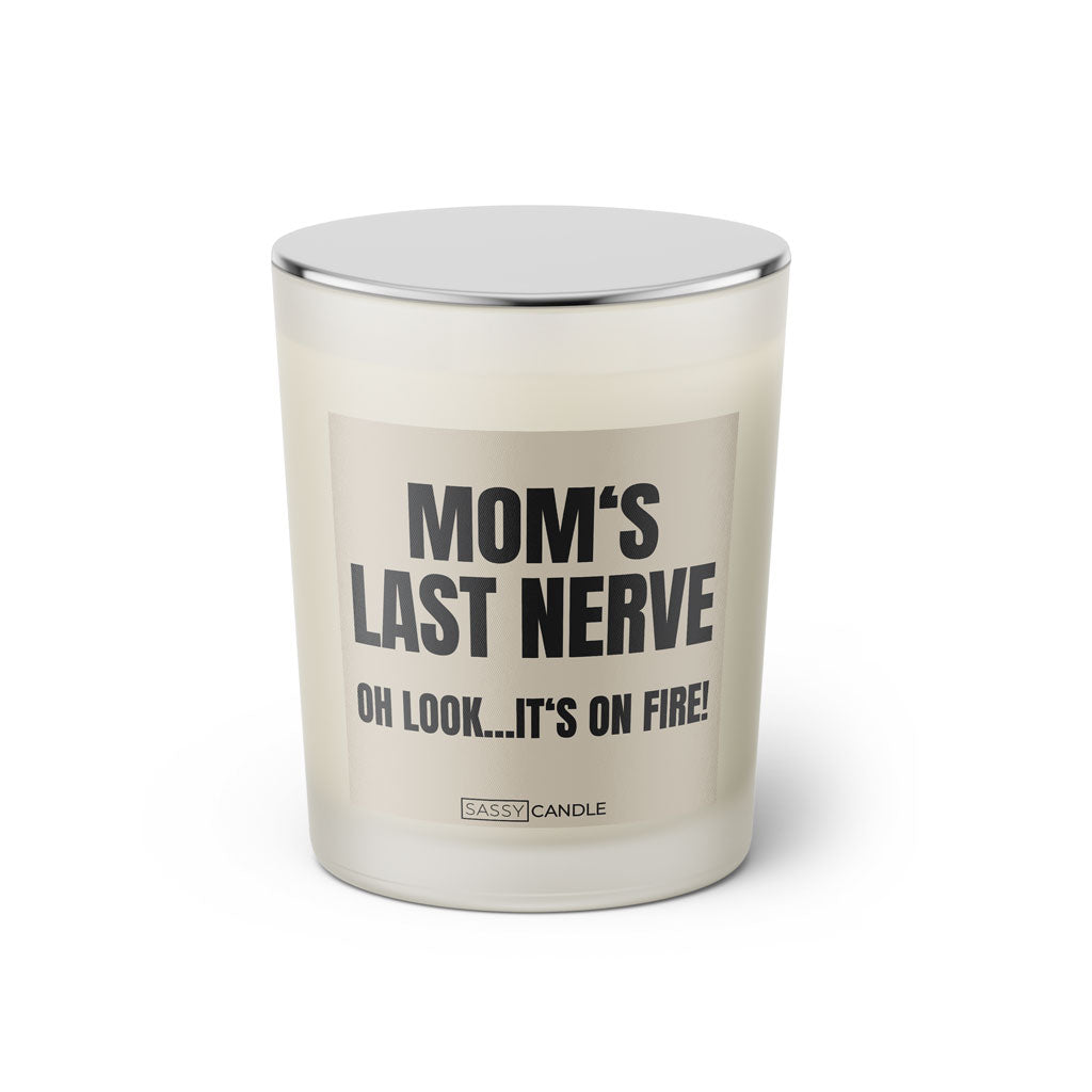 Duftkerze mit witzigem Spruch: Mom's last nerve ... Oh look... It's on fire! Farbe beige und schwarz mit silbernem Deckel von Sassy Candle.