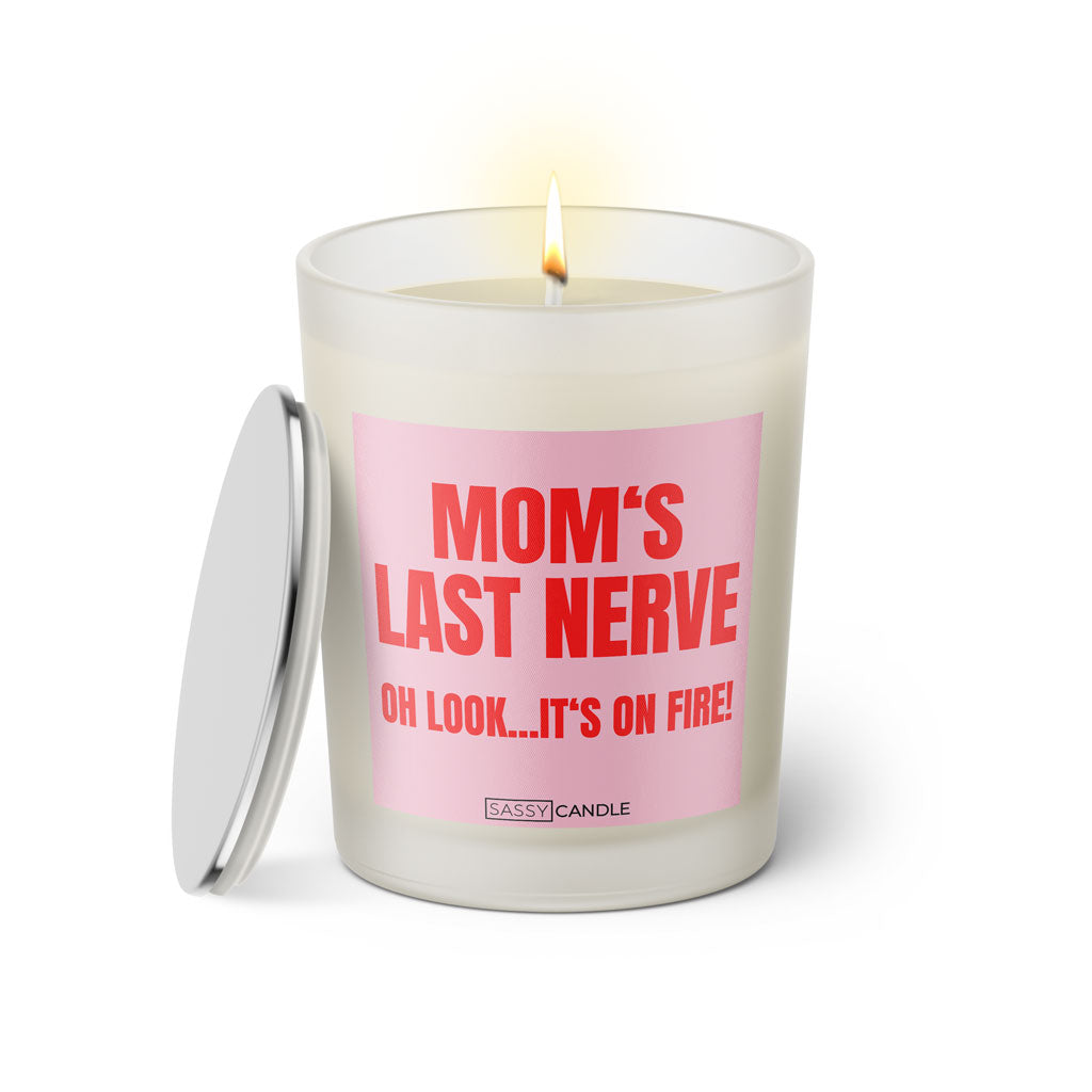 Duftkerze mit witzigem Spruch: Mom's last nerve ... Oh look... It's on fire! Farbe rosa und pink mit silbernem Deckel von Sassy Candle.