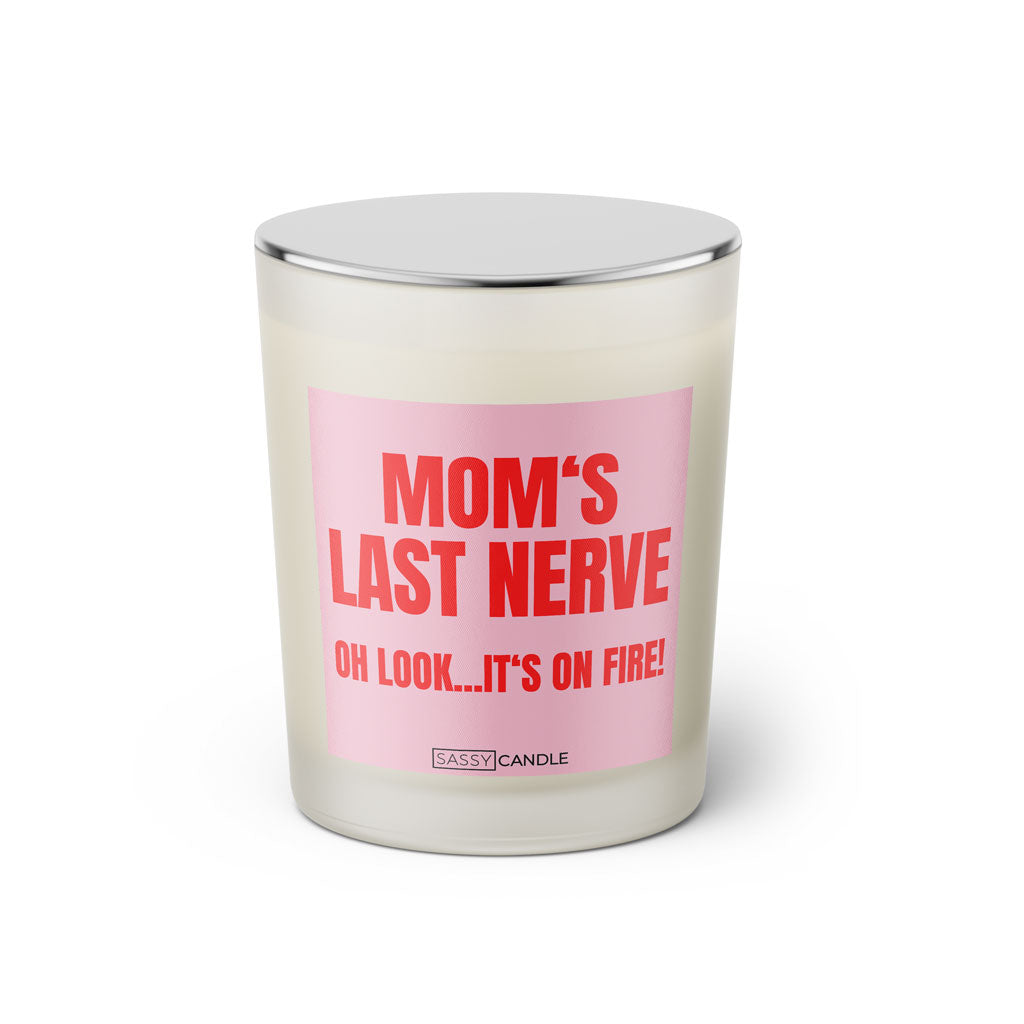 Duftkerze mit witzigem Spruch: Mom's last nerve ... Oh look... It's on fire! Farbe rosa und pink mit silbernem Deckel von Sassy Candle.