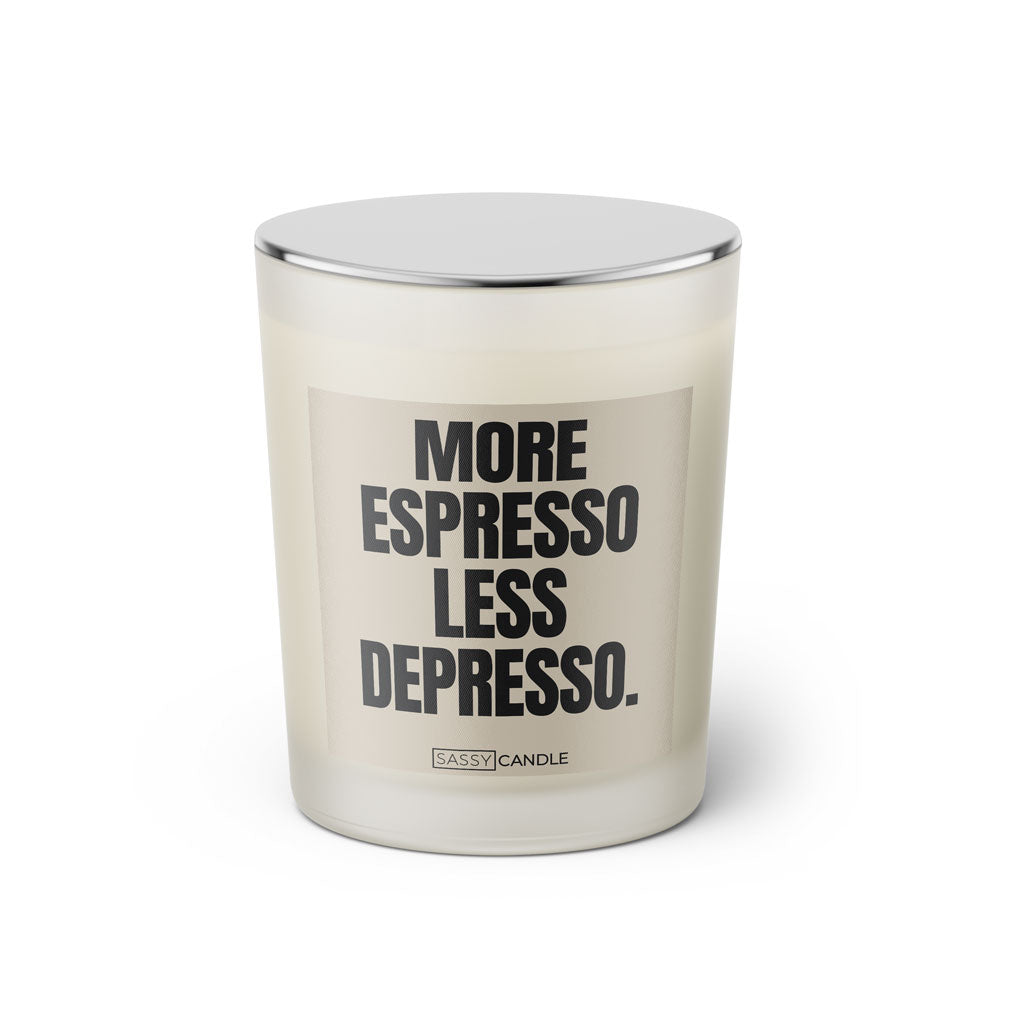 Duftkerze mit Spruch: More espresso less depresso. Farbe beige und schwarz von Sassy Candle.