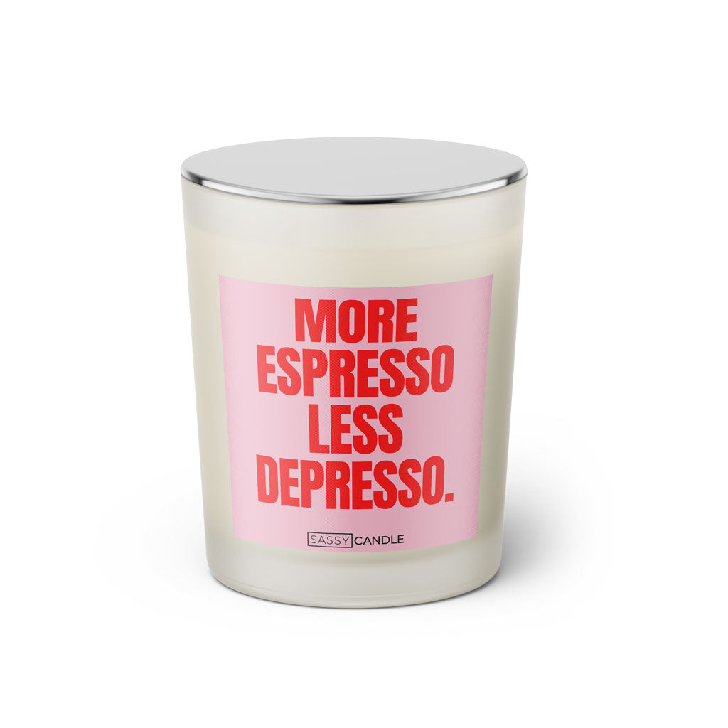 Duftkerze mit Spruch: More espresso less depresso. Farbe rosa und pink von Sassy Candle.