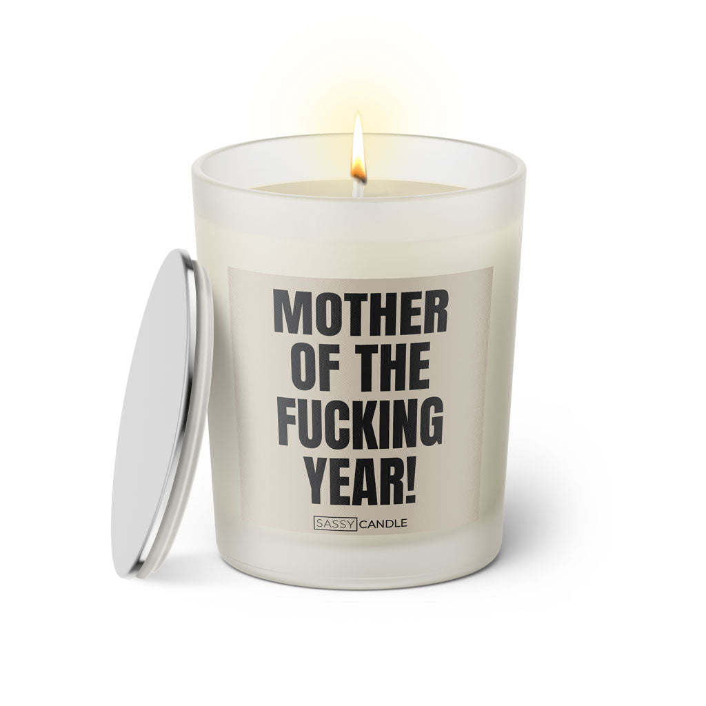 Duftkerze mit witzigem Spruch: Mother of the fucking year! Farbe beige und schwarz mit silbernem Deckel von Sassy Candle.