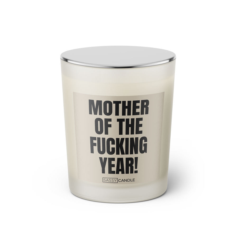 Duftkerze mit witzigem Spruch: Mother of the fucking year! Farbe beige und schwarz mit silbernem Deckel von Sassy Candle.