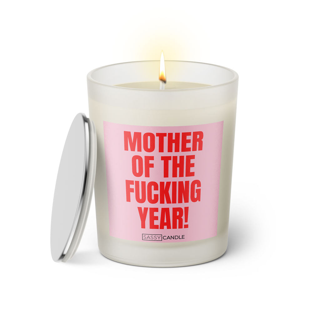 Duftkerze mit witzigem Spruch: Mother of the fucking year! Farbe rosa und pink mit silbernem Deckel von Sassy Candle.