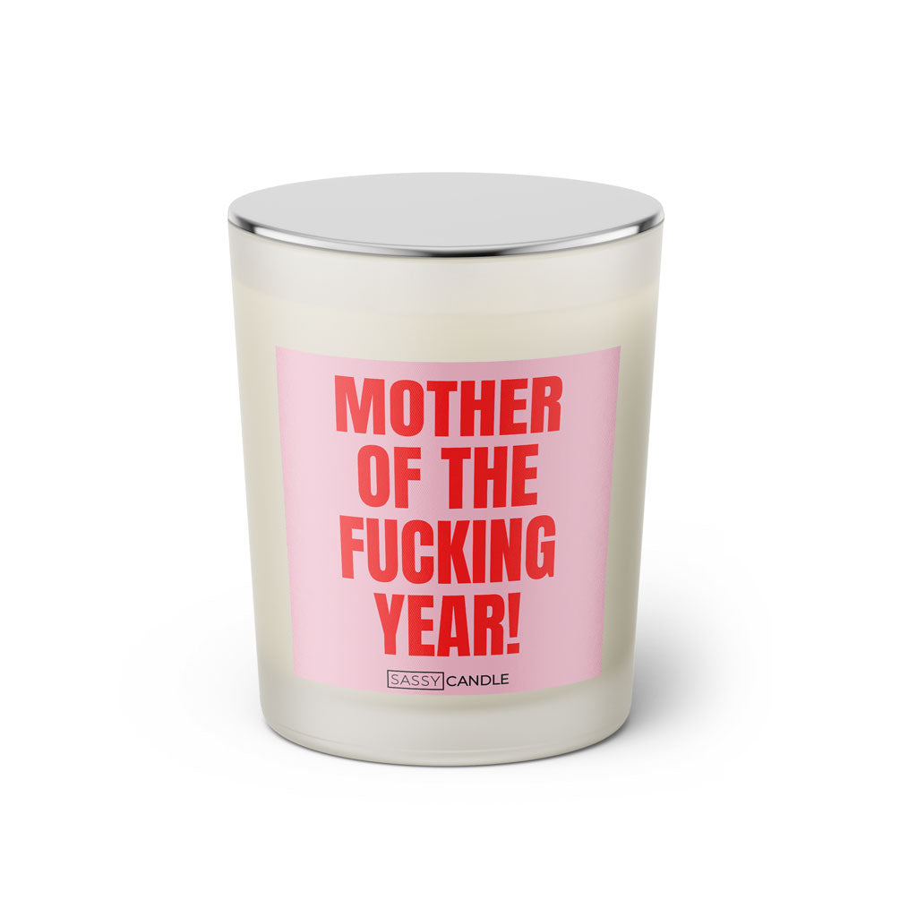 Duftkerze mit witzigem Spruch: Mother of the fucking year! Farbe rosa und pink mit silbernem Deckel von Sassy Candle.