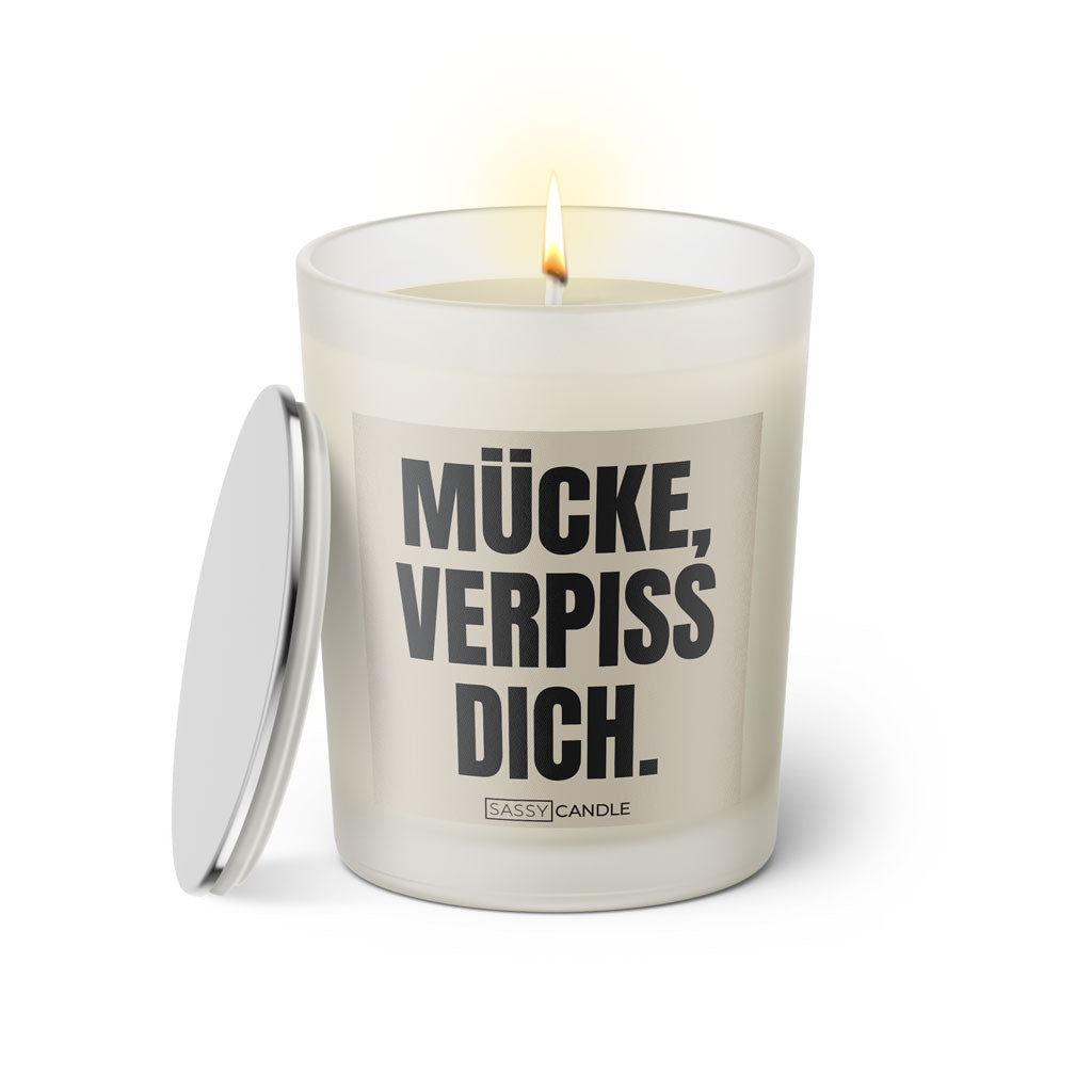 Duftkerze mit witzigen Spruch: Mücke, verpiss dich. Farbe beige und schwarz von Sassy Candle.