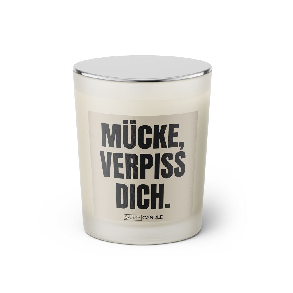 Duftkerze mit witzigen Spruch: Mücke, verpiss dich. Farbe beige und schwarz von Sassy Candle.