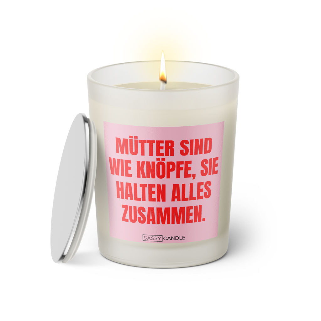 Duftkerze mit witzigem Spruch: Mütter sind wie Knöpfe, sie halten alles zusammen. Farbe rosa und pink mit silbernem Deckel von Sassy Candle.