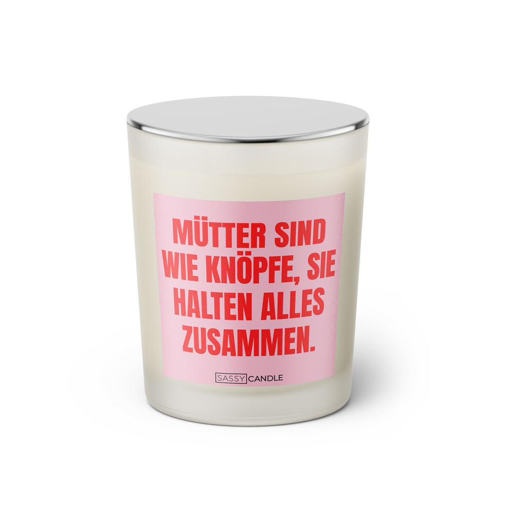 Duftkerze mit witzigem Spruch: Mütter sind wie Knöpfe, sie halten alles zusammen. Farbe rosa und pink mit silbernem Deckel von Sassy Candle.