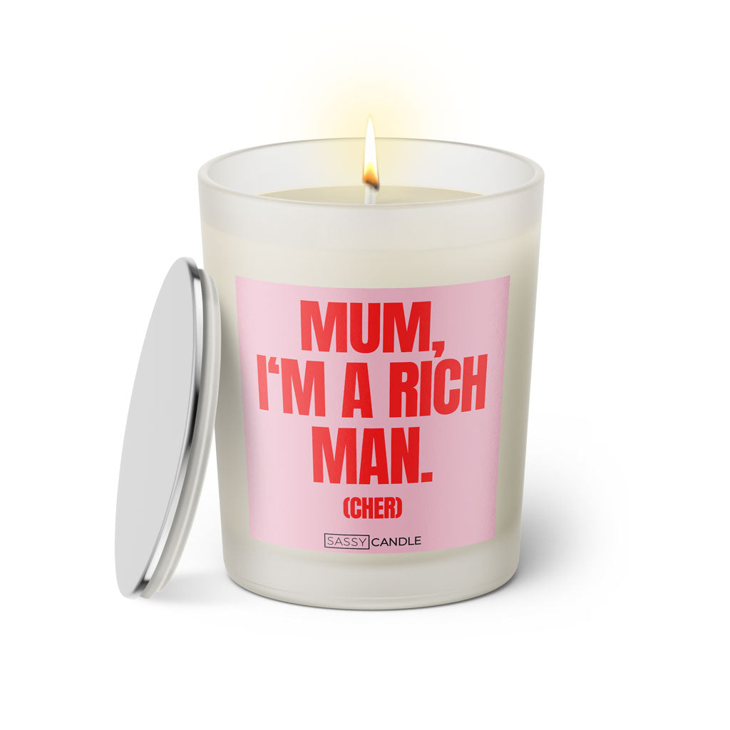 Duftkerze mit witzigen Spruch: Mum, I'm a rich man (Cher). Farbe rosa und pink von Sassy Candle.