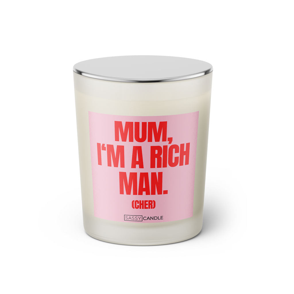 Duftkerze mit witzigen Spruch: Mum, I'm a rich man (Cher). Farbe rosa und pink von Sassy Candle.