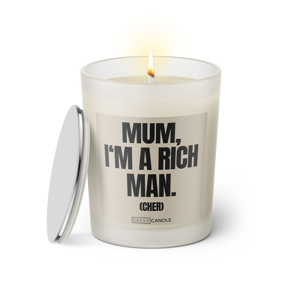 Duftkerze mit witzigen Spruch: Mum, I'm a rich man (Cher). Farbe beige und schwarz von Sassy Candle.