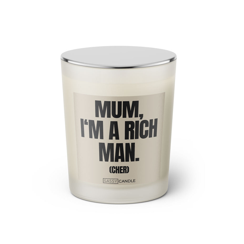 Duftkerze mit witzigen Spruch: Mum, I'm a rich man (Cher). Farbe beige und schwarz von Sassy Candle.
