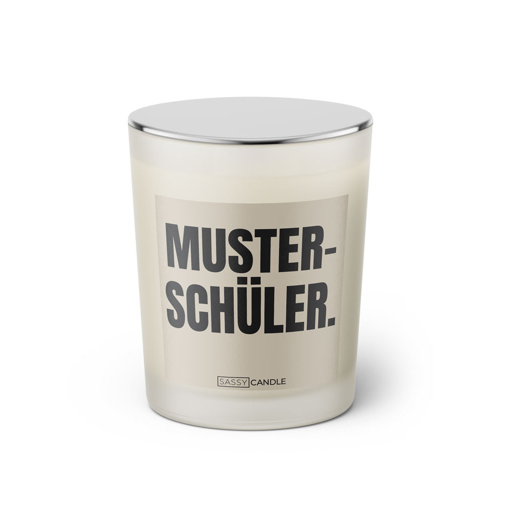Duftkerze mit witzigem Spruch: Musterschüler. Farbe beige und schwarze Schrift. Kerzenglas mit silbernem geschlossenem Deckel von SassyCandle.